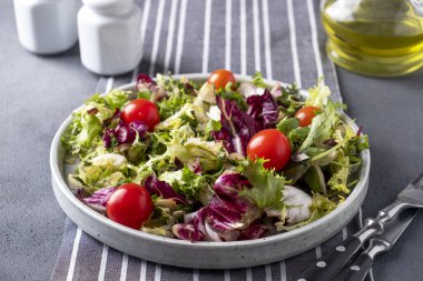 Domatesli ve taze sebzeli sağlıklı salata. Sağlıklı gıda konsepti