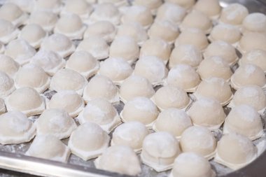 Çiğ börek. Pelmeni. Yakın çekim.