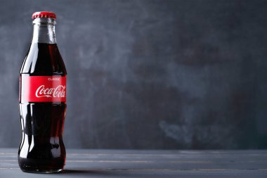 Minsk, Belarus - 9 Kasım 2020. Siyah arka planda Coca Cola içkisi. Boşluğu kopyala