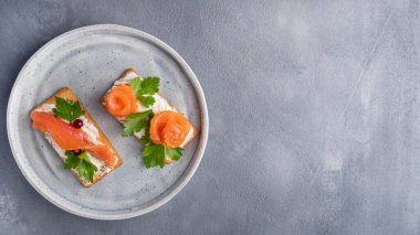 Tabakta somonlu krakerler