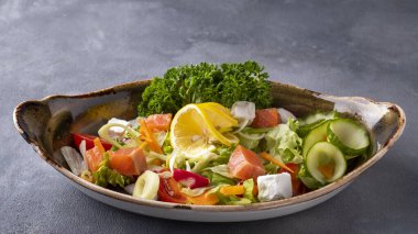 Taze sebze ve peynirli somon salatası.. 