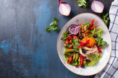 Tabakta sebze turşusu. Farklı sebze turşusu. Üst Manzara. Boşluğu kopyala