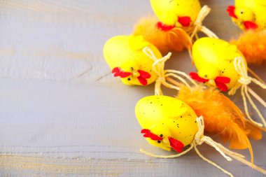 Paskalya yumurtaları arka planda mesaj için yer var. Süslü sarı yumurtalar.