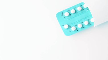 Beyaz üzerine erkek doğum kontrol hapı.