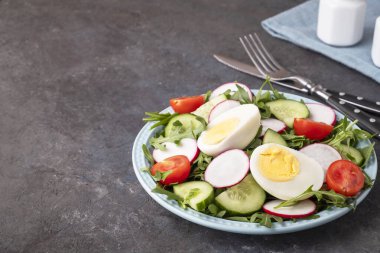 Tabakta sağlıklı sebze salatası ve metin için yer var.