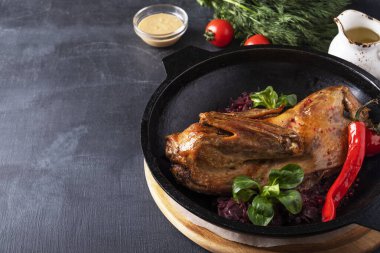 Kırmızı lahana turşulu kızarmış tavuk. Boşluğu kopyala