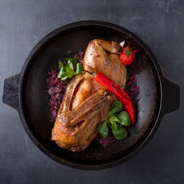 Kırmızı lahana turşulu kızarmış tavuk. Üst görünüm