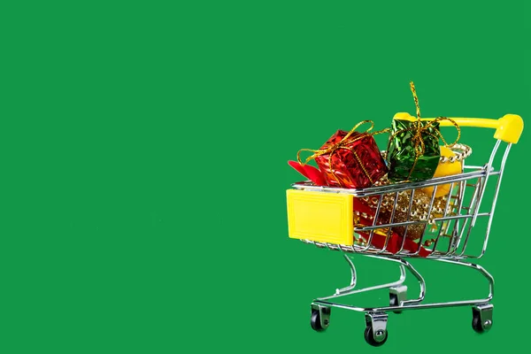 Carro Compras Con Juguetes Navidad Sobre Fondo Verde Compras Línea — Foto de Stock