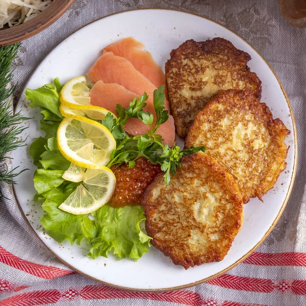 Köstliche Kartoffelpuffer Garniert Mit Kaviar Und Lachs Ansicht Von Oben — Stockfoto