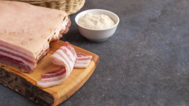 Şişko domuz etli kopyalama uzayı. Tahtadaki domuz yağı.