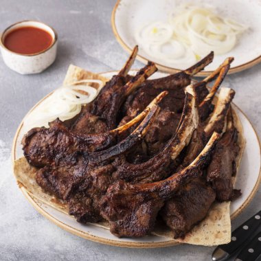 Soğanlı biftek ve kuzu eti. Yakın çekim.