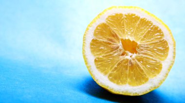 Taze kesilmiş yarım ve bütün limonlar 