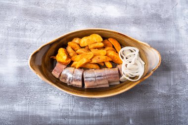 Turşulu ringa balığı ve kızarmış patates tabağı. Boşluğu kopyala