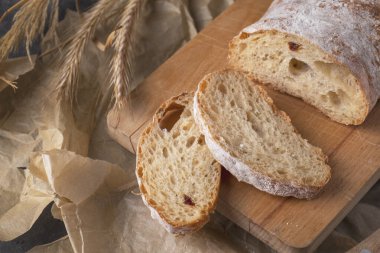 Tahta kesim tahtasında kulakları olan çıtır Ciabatta ekmeği. Üst görünüm