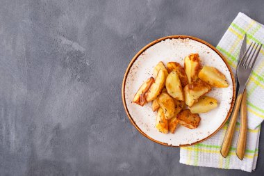 Kimyonlu fırında patates dilimlerinin üst görüntüsü. Boşluğu kopyala