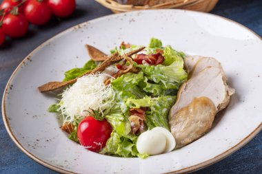 Kızarmış tavuklu Sezar salatası. Yakın çekim.