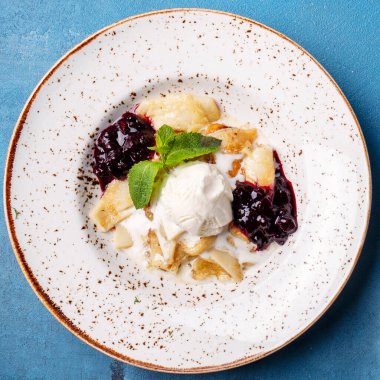 Tatlı, krep, reçel ve dondurma. Üst görünüm, yakın plan