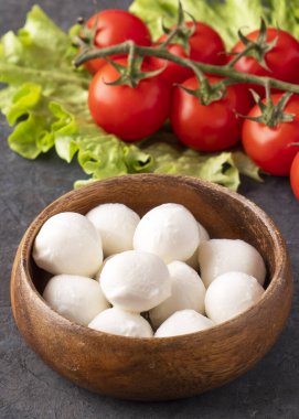 Tahta bir kasede Mozzarella peyniri. Yakın çekim.