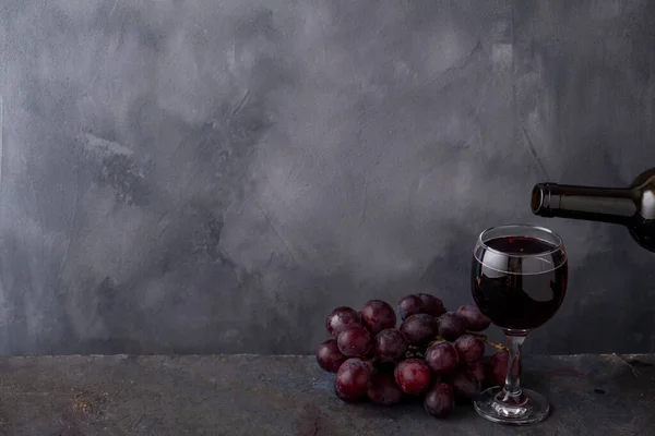Häll Rött Vin Glas Från Flaskan Kopiera Utrymme — Stockfoto