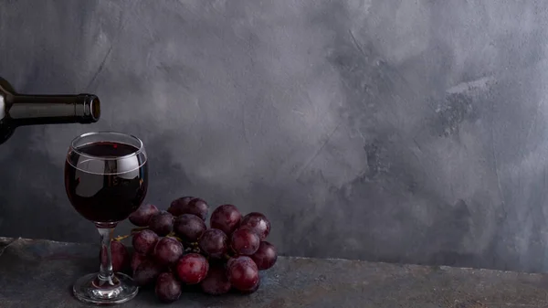 Häll Rött Vin Glas Från Flaskan Över Grå Bakgrund Plats — Stockfoto