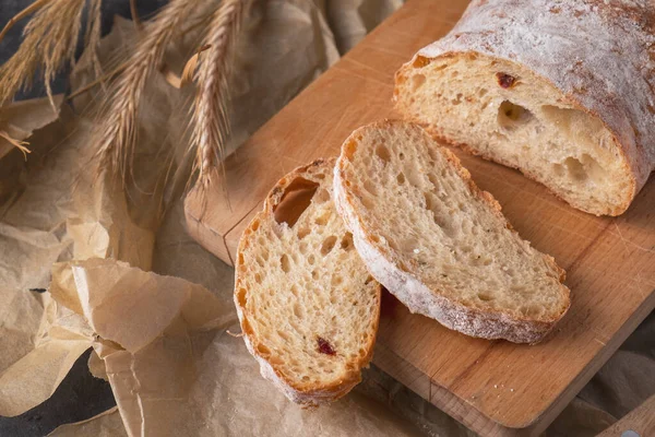 Pane Croccante Ciabatta Con Orecchie Tagliere Legno Vista Dall Alto — Foto Stock