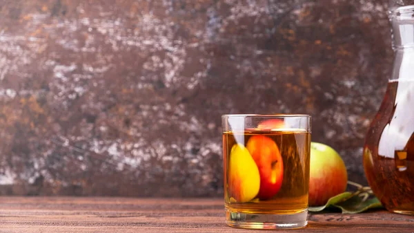 Äppeljuice Ett Glas Träbord Med Kopieringsutrymme Fruktdryck Textutrymme — Stockfoto