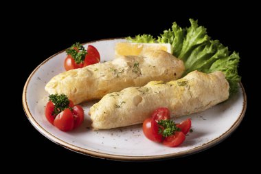 Halibut fileto katmanlı hamur ve siyah üzerine izole edilmiş peynir.