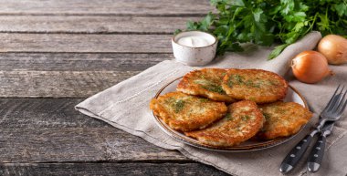 Ekşi kremalı patatesli gözleme. Boşluğu kopyala