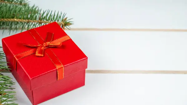 木製の背景にクリスマスのギフトボックス スペースのコピー — ストック写真