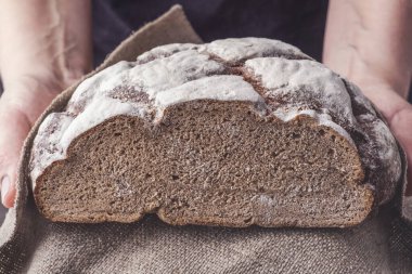 Aşçının taze ekmeği var.