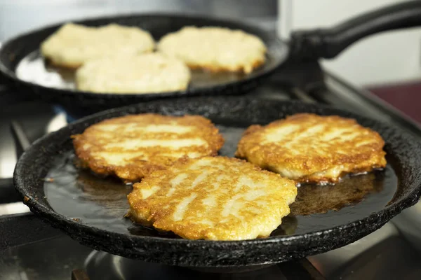 Frittelle Patate Che Friggono Una Pentola — Foto Stock