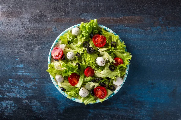 Taze sebze salatası, domates, peynir ve zeytin. Üst görünüm