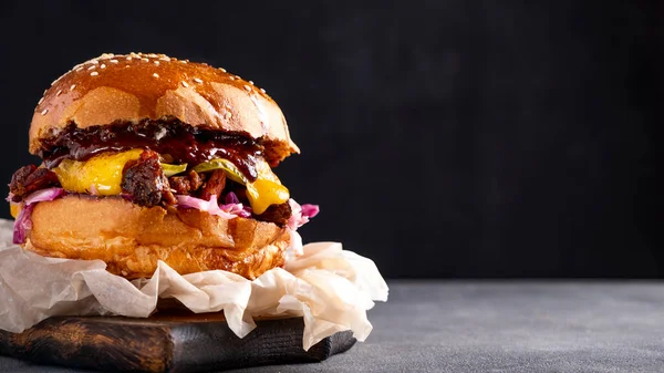 Soğan ve peynirli sığır burger. Uzayı kopyala Pankart.