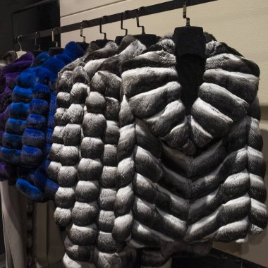 Mağazadaki kürk mantolar. Bir sürü kürk manto.