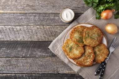 Ekşi kremalı patatesli gözleme. Üst görünüm, metin alanı