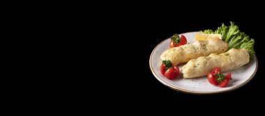 Halibut fileto katmanlı hamur ve siyah üzerine izole edilmiş peynir. Metin için boşluk