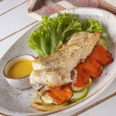 Tabakta sebzeli Halibut bifteği