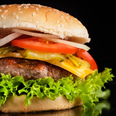Sulu sığır burger. Makro görünüm