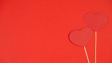 Kırmızı arka planda kırmızı kalp. Metin için boşluk
