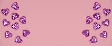 Arkaplanda pembe kalpler olan sevgililer günü arkaplanı. Metin için boşluk