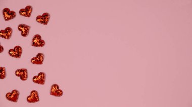 Renkli arkaplanda kırmızı kalpler. 