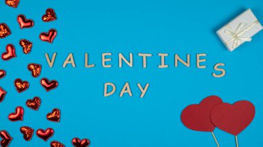 Sevgililer günün kutlu olsun. Hediye kutusu ve kırmızı kalplerle.