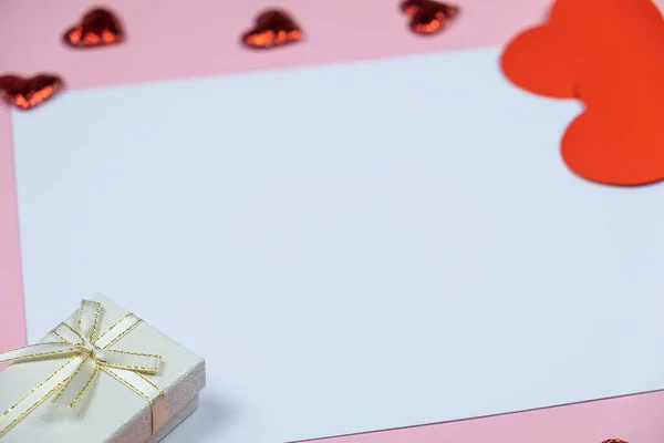 赤い心と贈り物とグリーティングカード スペースのコピー — ストック写真