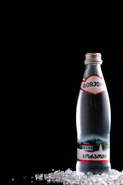 Minsk, Belarus - 19 Ocak 2021 Borjomi şişesi siyah arkaplanda. Borjomi Geçidi 'ndeki kaynaklardan gelen doğal karbonatlı maden suyu. Metin uzayı