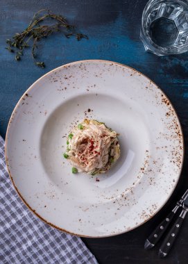 Tavuklu salata, mantar, soğan, yeşil bezelye, salatalık ve yumurta. Üst görünüm