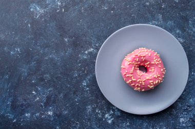 Tabakta pembe çörek var. Üst görünüm, metin alanı
