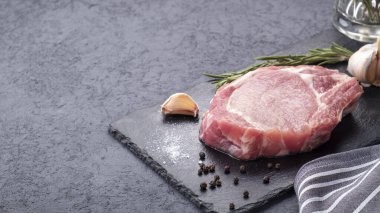 Pişmemiş biftek ve baharat. Boşluğu kopyala