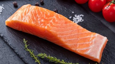 Baharatlı taze somon filetosu. Pankart