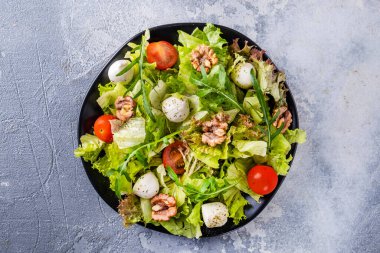 Domates, peynir, roka ve cevizli sebze salatası. Üst görünüm