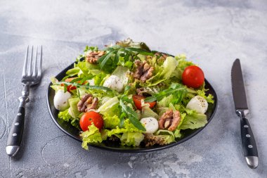 Sebze, peynir, roka ve cevizli sağlıklı ve diyet salatası..